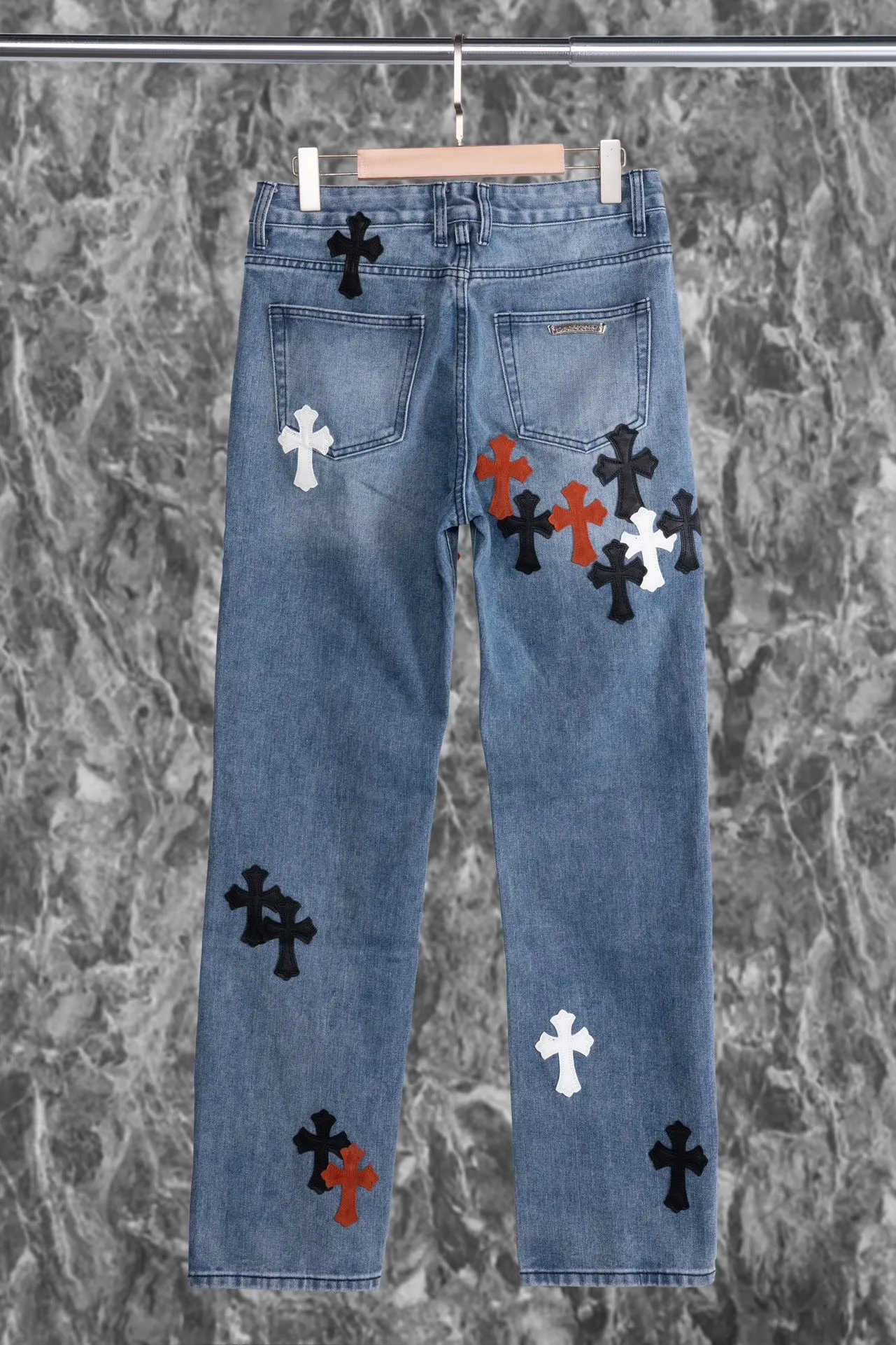 P250 Chrome Hearts Chrome Hearts city-limited flame black, red and white leather jeans need to be washed after the finished product is disassembled and hand-made with sheepskin cross leather and then spliced ​​together to complete. The whole piece has too many craftsmanship to explain. The cabinet price is 16W+, the patchwork is decorated with cross flowers, and the high-waisted washed jeans! ! Absolutely high-end luxury products, 8W+ level god-level single products, super popular products, made with top heavy industry, a magic weapon that cannot be missed. About Kroxin This is an extremely luxurious fashion brand, which can also be called the aristocrats of the high street. It has always been an exclusive brand for some hipsters or the rich second generation. Compared with ordinary high streets, it is more luxurious and noble. Compared with luxury brands, it has a more fashionable personality and has always been a brand that I have a special liking for. Style number: 1849 Color: blue Size: 28 30 32 34 36 28 Waist 86 Hips 100 Length 102 30 Waist 90 Hips 104 Length 104 32 Waist 94 Hips 108 Length 106 34 Waist 98 Hips 112 Length 110 36 Waist 102 Hips 116 Pants length 112